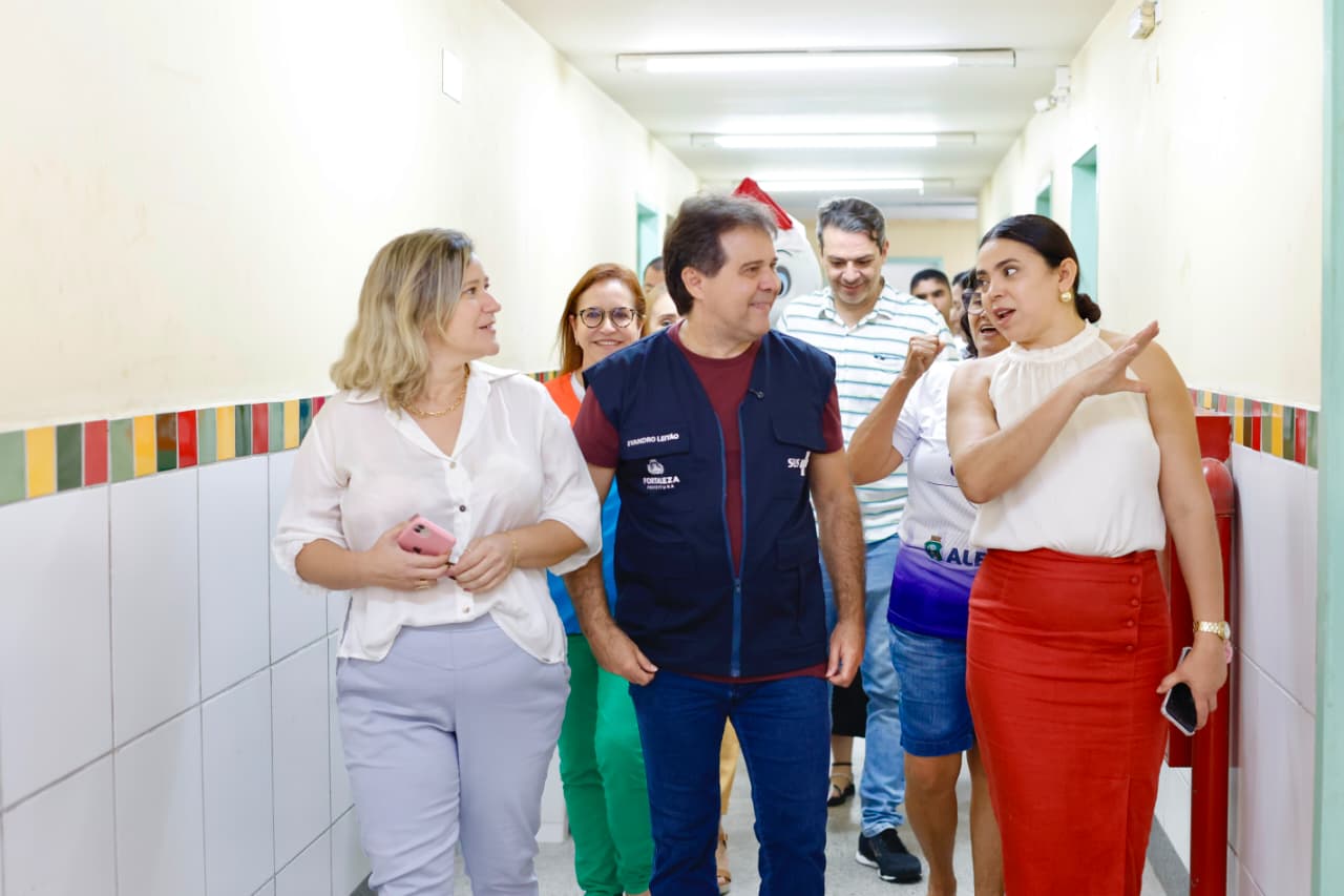 grupo de pessoas posa para a foto